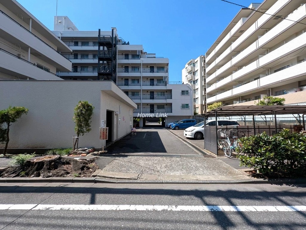 クレールあづさわ　駐車場出入口
